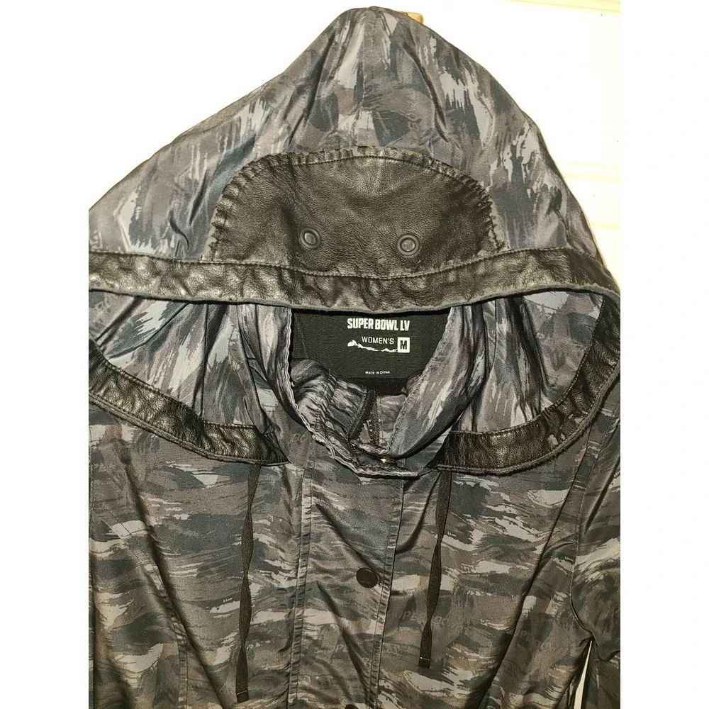 Super Bowl LV‎ NFL '21 Woman's Black Windbreaker Camouflage Jacket Size M Thumb